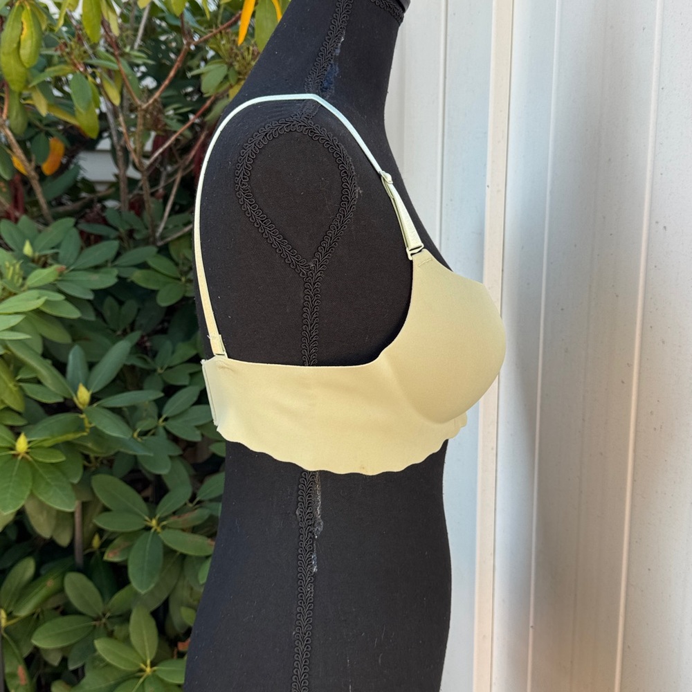 Nwt seamless bra 34b - Picture 4 of 5